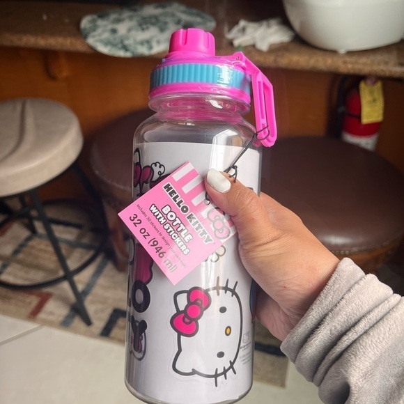 Hello Kitty Plastic Water Bottle Twist Spout, 32 oz. - Picture 8 of 9